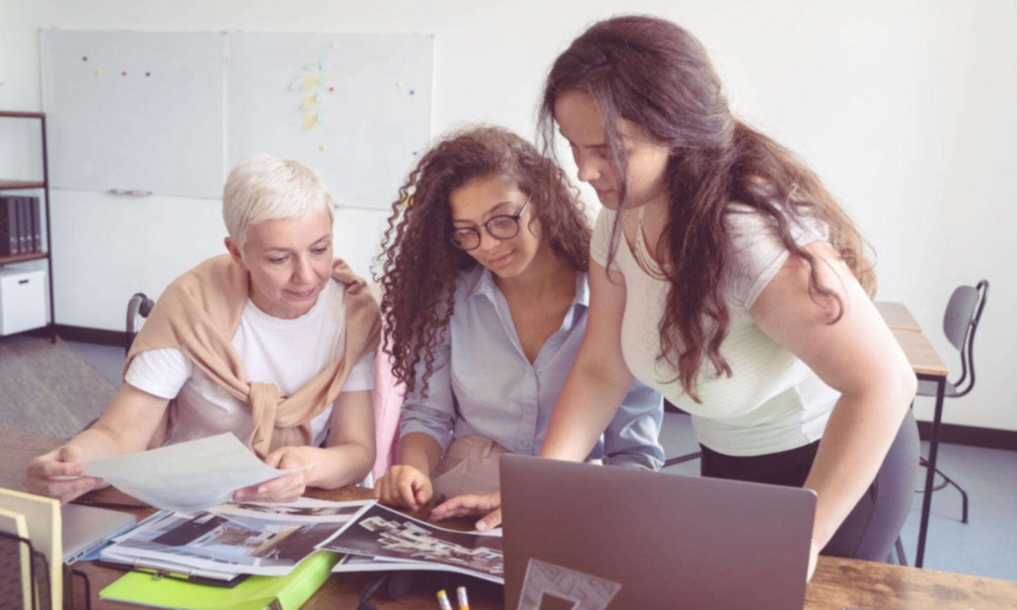 Persona trabajando en formación online sobre adquisición de negocios