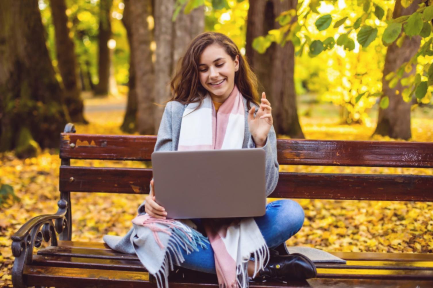 Documentación financiera y calculadora sobre escritorio profesional