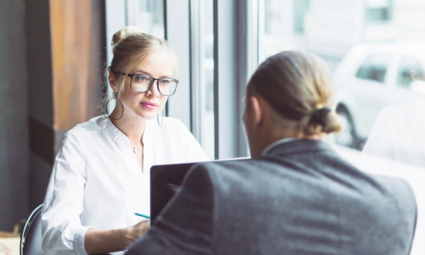 Análisis financiero y documentación empresarial sobre mesa de trabajo