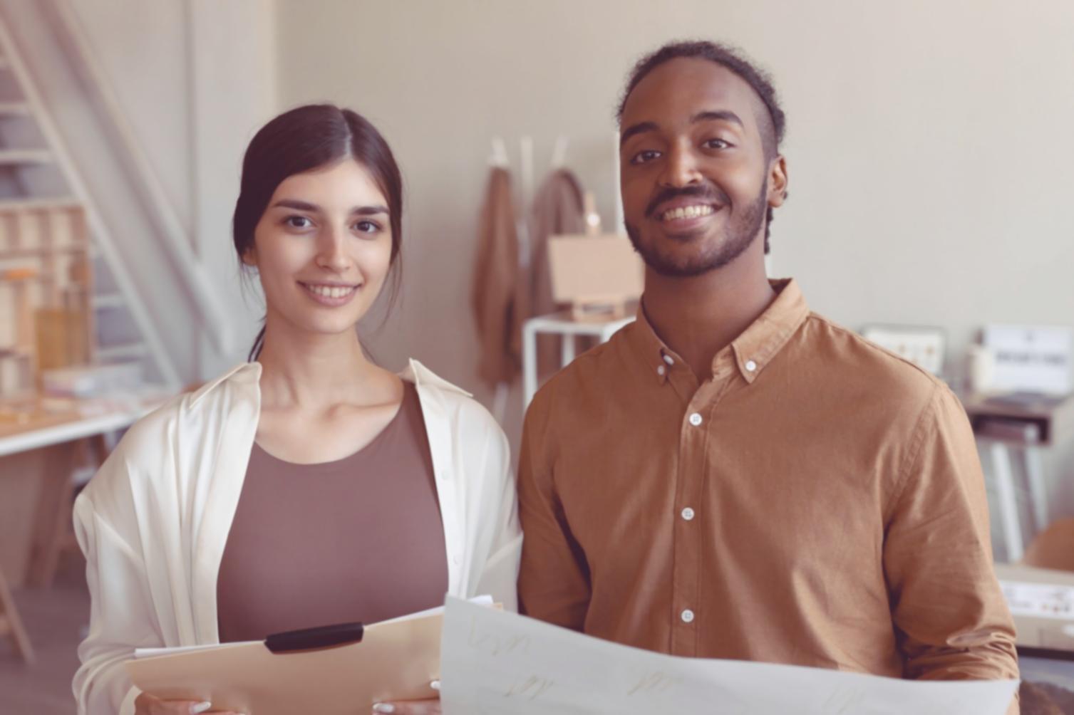 Espacio de trabajo con análisis de mercado y herramientas digitales